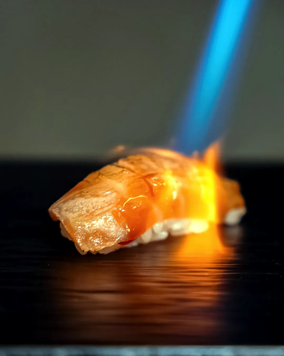 Nigiri de salmón flambeado con soplete