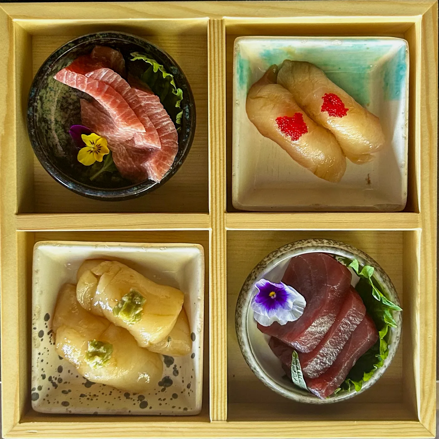 Caja de madera con nigiris y sashimi