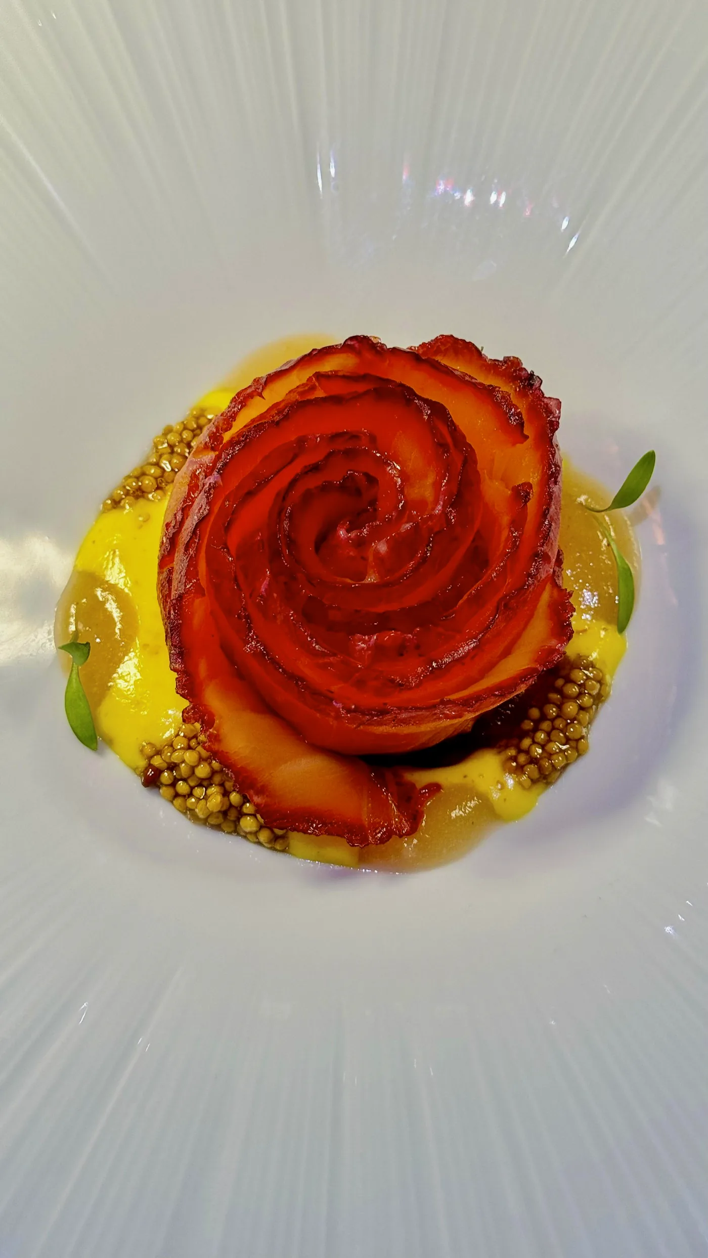 Rosa de salmón sobre crema amarilla