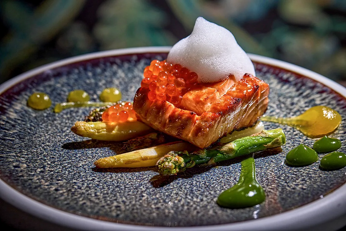 Salmón con espuma y espárragos