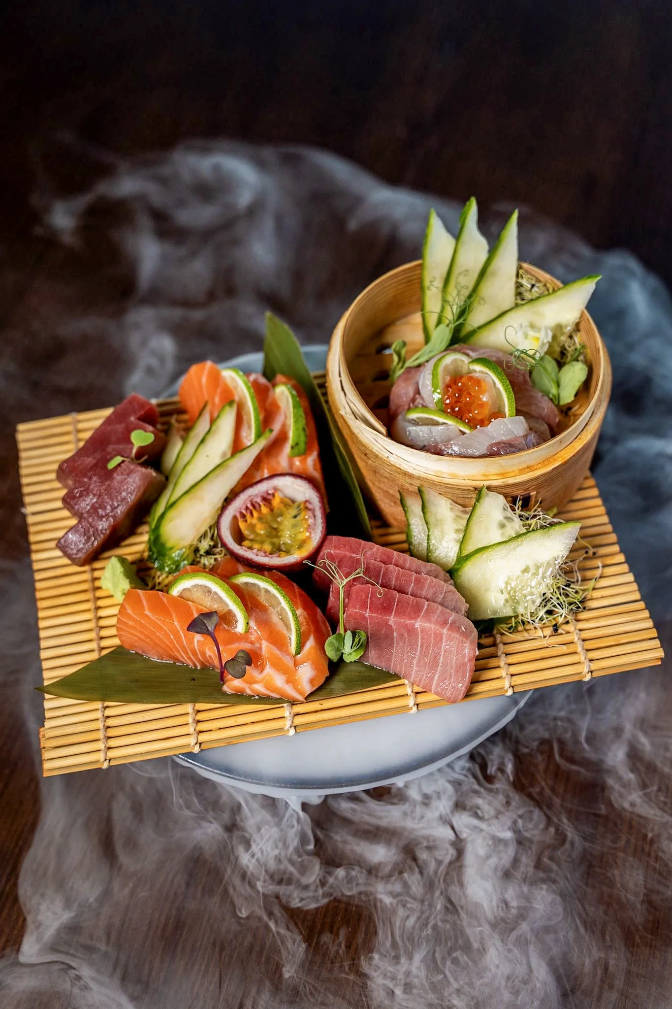 Sashimi de salmón y atún sobre esterilla de bambú, con humo de hielo seco