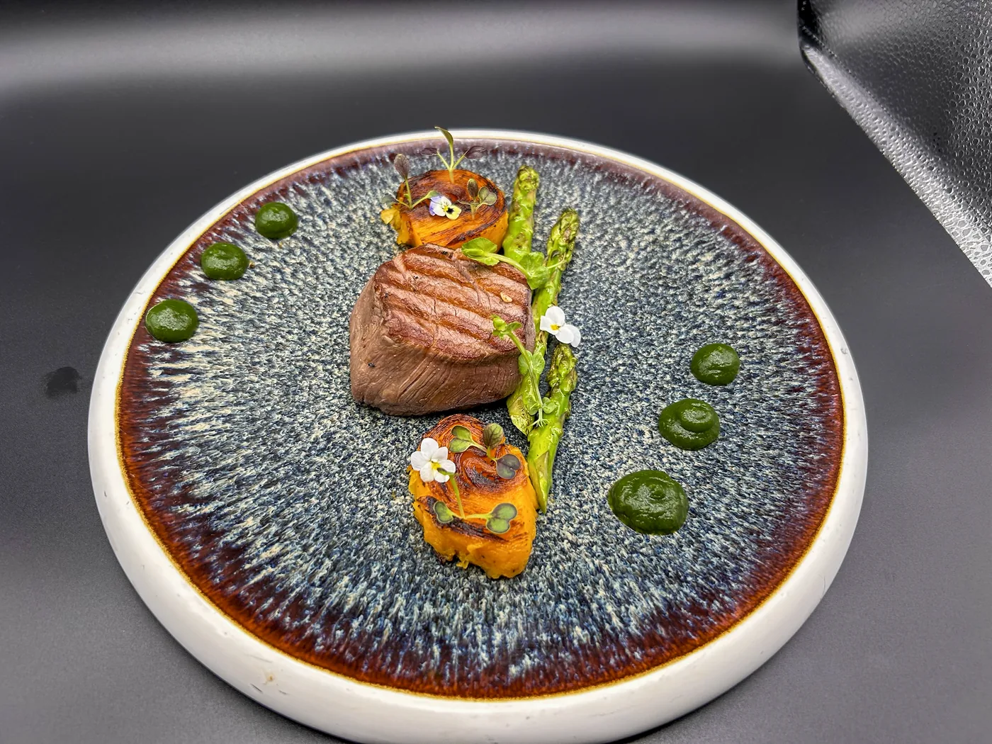 Solomillo con espárragos y salsas verdes