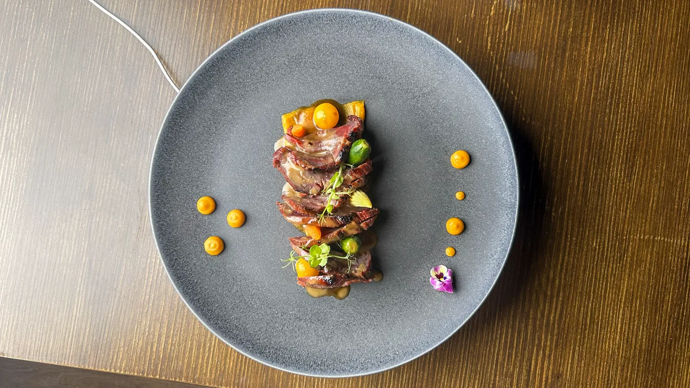 Tartar de carne sobre plato gris
