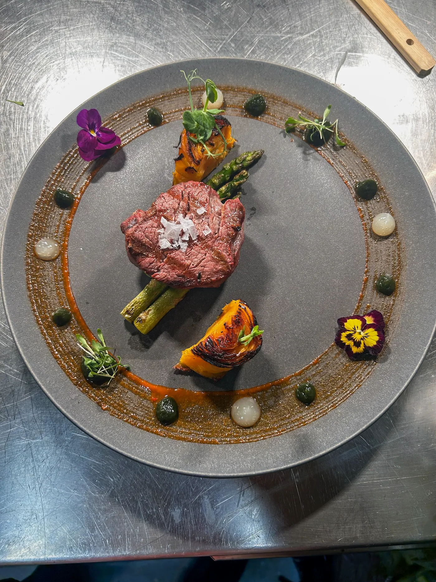 Ternera con espárragos y flores comestibles